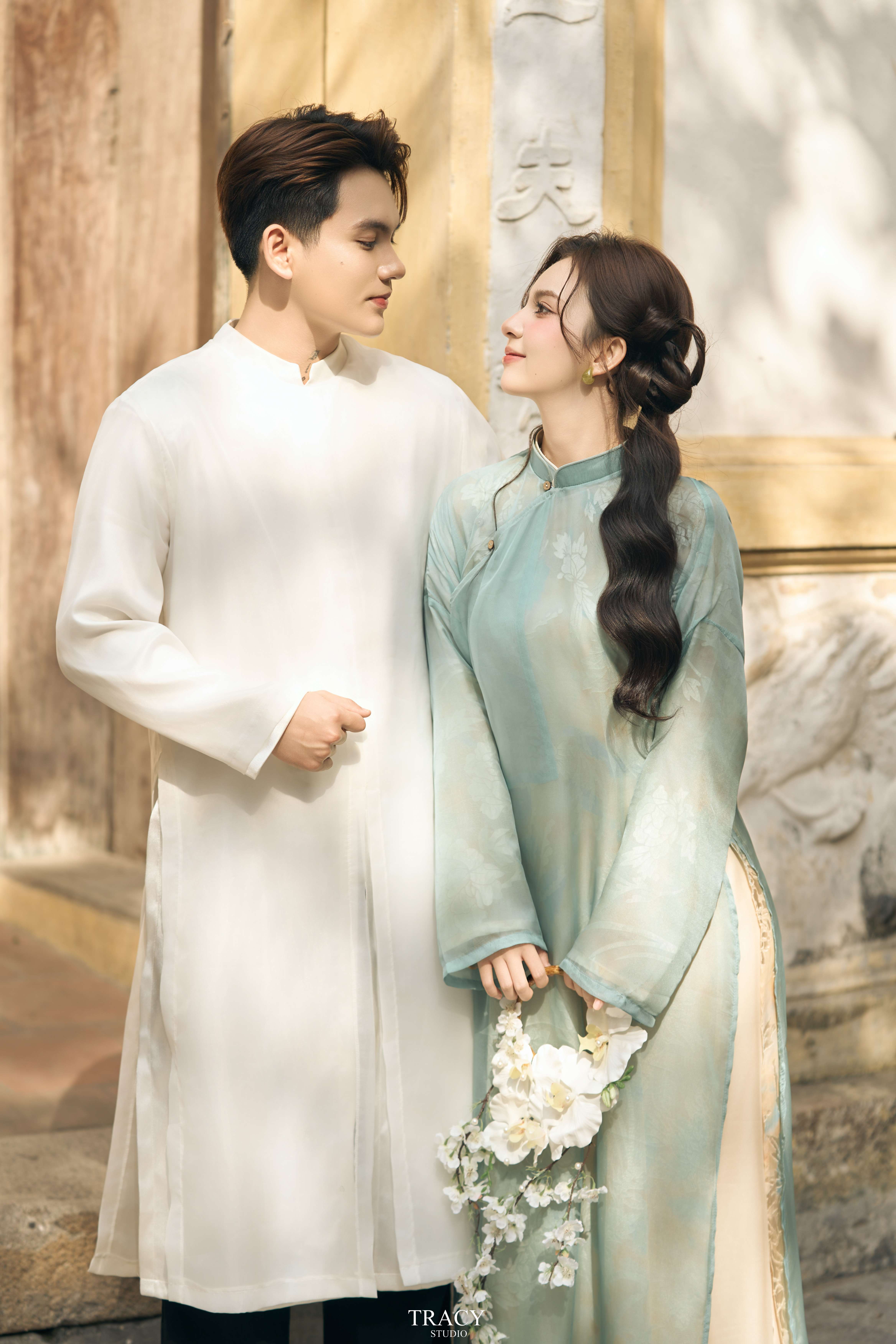 frontend/img/gallery/anh-tet-yem-ao-dai/tracy-studio-chup-concept-ao-dai-couple (6).jpg
